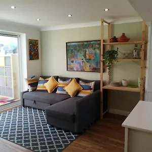 https://spacious-townhouse-with-sea-views-near-cardiff.exeterhotels.net
