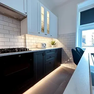 https://the-retreat-luxury-apartment-2-mins-from-beach.tophotelsbath.com